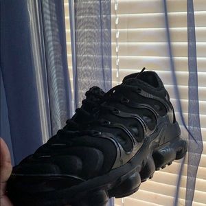 All black vapor maxes